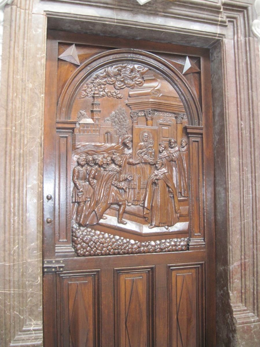 16-Czestochowa-Particolare di una porta di legno a bassorilievo